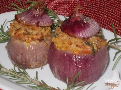 Готовые фаршированные луковицы можно подавать и как горячую закуску, и как гарнир к основному блюду.