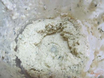 В блендере перебить хлебные крошки со сметаной, сливочным маслом, укропом, солью, перцем и яйцом.