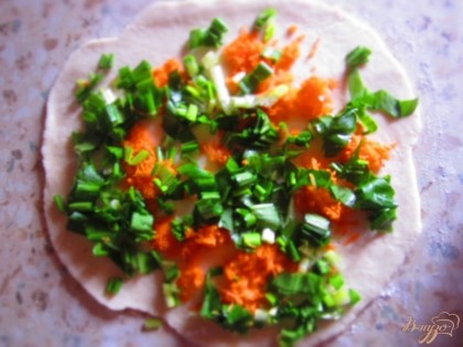 Тесто раскатайте толщиной 0,5см и выложите морковь с черемшой, немного посолите.