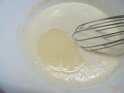 Готовим блины. Яйцо перебить с сахаром, влить молоко и постепенно всыпаем муку. В конце влить растительное масло. Все перемешать.