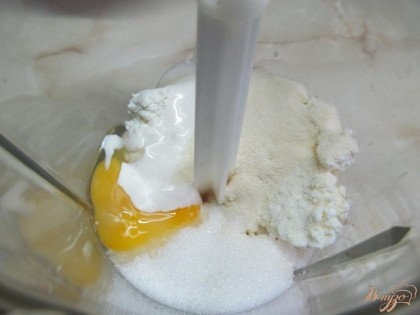 В блендере перемешать творог, яйцо, сахар и манку.