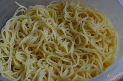 Спагетти отварить до готовности, воду слить.