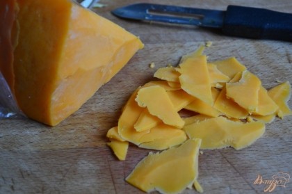 Сыр (у меня мимолет) нарезать ножом для чистики овощей.