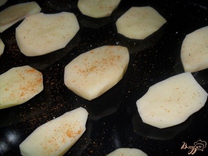 картофель очистить, разрезать вдоль, выложить на противень, посолить, поперчить и посыпать приправой. печем картофель в разогретой духовке, при 200 градусах 35-40 минут.