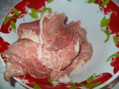 Мясо нарезать тонкими кусочками и отбить.