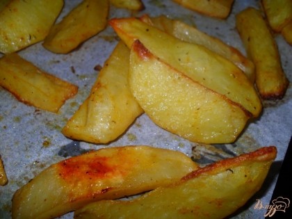 Готово! выпекать картофель в разогретой духовке, при 200 градусах, около 40 минут.
