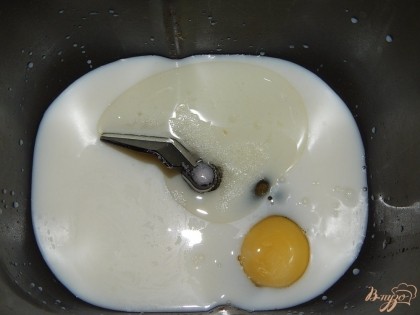 В ведёрко хлебопечки наливаем жидкую часть, молоко,яйца.