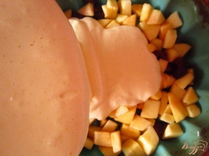 Форму смажьте растительным маслом, выложите яблоки и вишню и залейте тестом. Поставьте в духовку на 40-50 минут при 180С.