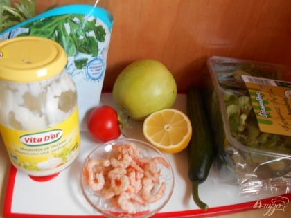 Для этого салата я буду использовать отварные креветки и смесь разных салатов : валерианы и рукколы.