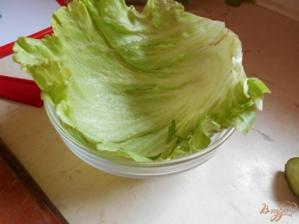 Для праздничного вида салата я выстелила салатник большим листом салата.
