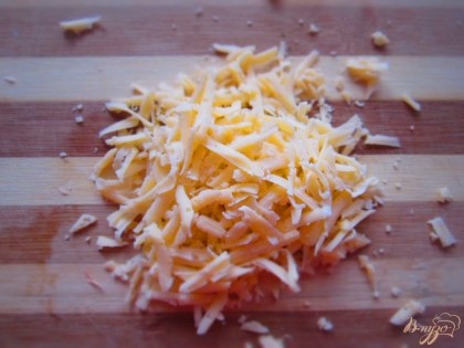 Твердый сыр натрите на большой терке.