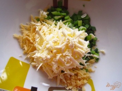 В миску натрите сливочное масло, добавьте зеленый лук, соль и сыр, перемешайте.