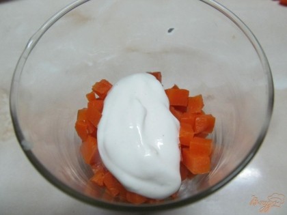 Затем морковь и соус, а следом колбаса и соус.