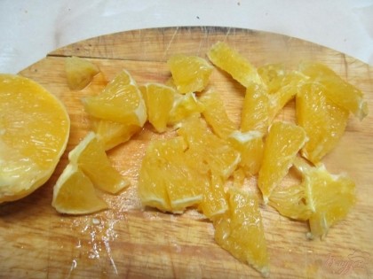 Мякоть апельсина нарезать произвольно.