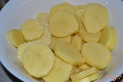 картофель очистить и нарезать кольцами толщиной меньше 1 см.