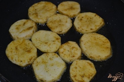 Разогреть сковороду с растительным маслом. И выложить картошку в один слой. Обжаривать на медленном огне.