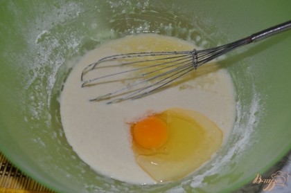 В подошедшую опару добавим растительное масло и яйцо. и по чуть-чуть добавляя муку замесим эластичное тесто.