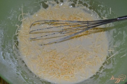 Натрем в тесто половину сыра и по чуть-чуть добавляя муку замесим эластичное тесто.