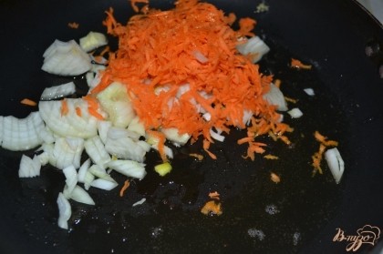 Тем временем обжариваем лук и морковь до золотистого цвета.