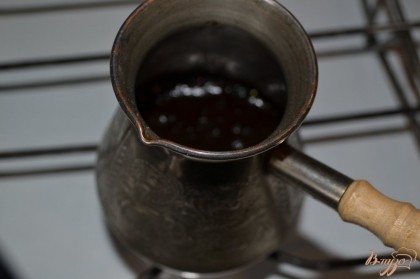 Завариваем крепкий кофе. Добавляем в него сахар по вкусу и коньяк.