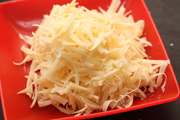 Натрите сыр на крупной терке. Сорт сыра можно менять, но помните, что от него сильно зависит вкус конечного блюда. Если вы возьмете менее острый и соленый сорт, нужно будет увеличить количество соли.