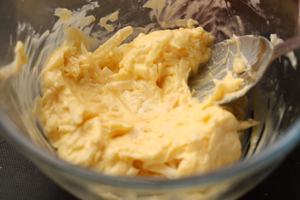 Размягченное масло смешайте с натертым сыром.