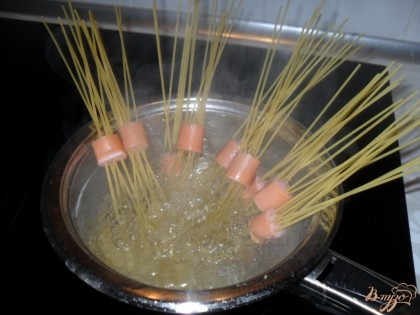Когда вода закипит, бросаем спагетти в воду, и варим до готовности.