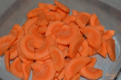 Морковь нарезать полукольцами.