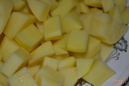 Картофель нарезать средним кубиком.