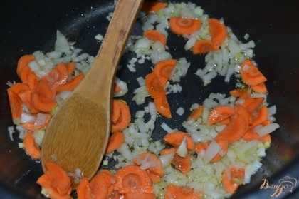 Обжарить на растительном масле лук и морковь в режиме жарка.