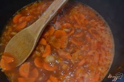 Добавить томатную пасту, немного воды и потушить несколько минут.