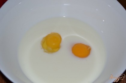 Молоко смешать с водой, вбить туда яйца, добавить 2 ст.л. сахара, растительное масло, соль.