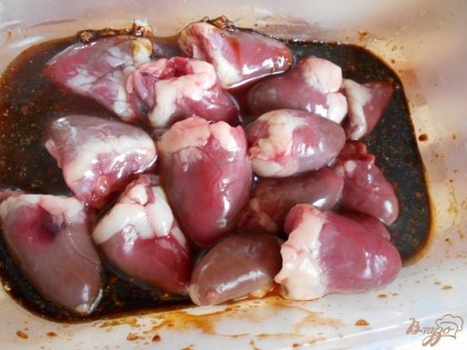 В готовый соус выкладываем куриные сердечки, очищенные от пленок и крови. Оставляем сердечки мариноваться на 30 минут минимум.