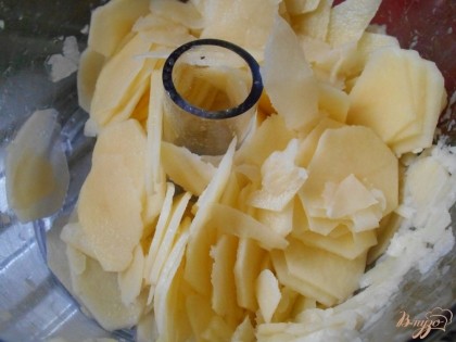 Тем временем приготовим картофель. Для этого пропустим картофель через специальную насадку в комбайне, которая даст вам очень тонкие колечки картофеля. Можно порезать картофель просто очень тонко. Обжариваем картофель на сковородке с добавлением оливкового масла и соли.