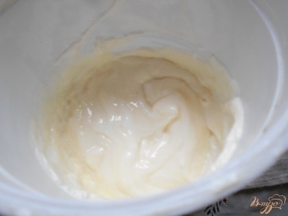 Второй крем: сметану или йогурт взбиваем с сахаром также при помощи миксера. Этот крем пропитает коржи и сделает их мягкими.