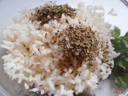 В отваренный рис добавляем традиционные критские специи- орегано и базилик.