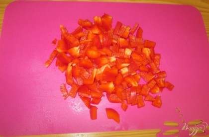 Болгарский перец (для красоты лучше взять красный) помыть и очистить от зерен. Порезать мелкими кубиками.