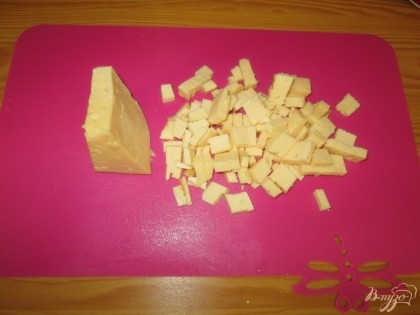 Сыр тоже мелко порезать или натереть на крупной терке.