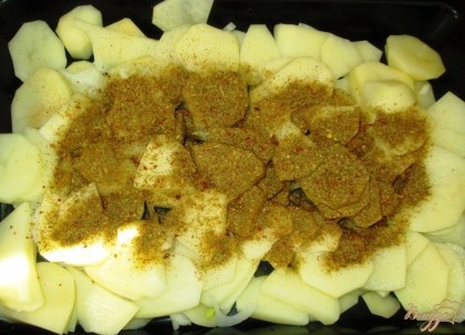 Картофель с луком перемешать с приправой для овощей (или приправой для картофеля).