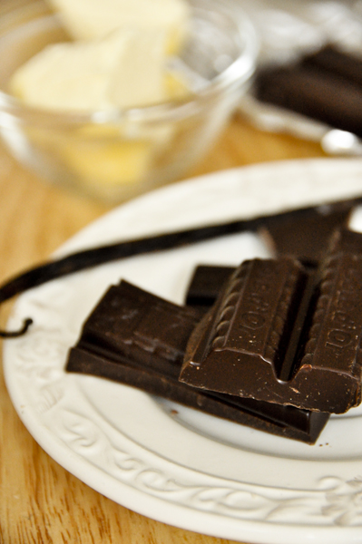 Растопим шоколад с масло в микроволновке, все вымесим до однородной гладкой массы