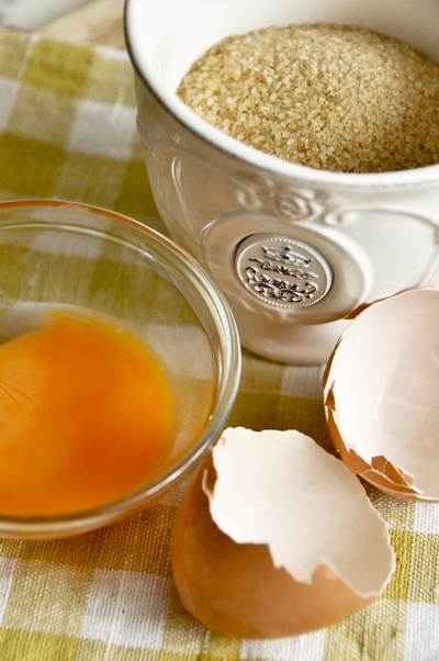 Взобьем сахар и яйца до тех пор пока масса не побелеет, затем добавим ванильную эссенцию
