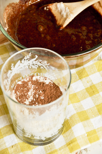 Просейте муку с разрыхлителем и какао, добавьте соль.  Соедините с жидкими составляющими