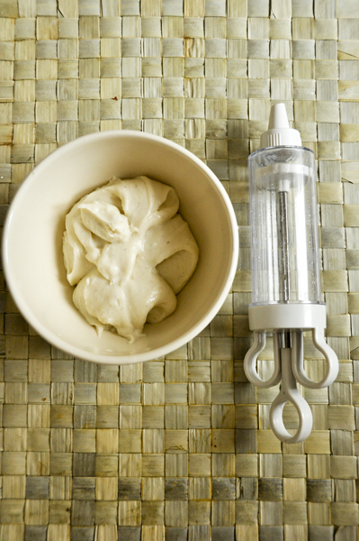Отдельно взобьем сыр и  сахар до тех пор, пока сахар не растворится, добавим ваниль и загуститель. Вольем зефирную смесь. Все еще раз взобьем и отправим в холодильник. (По идее, если у вас нет зефира, то можно обойтись вовсе без этапа 8. Сделать прослойку из крем-чиза=)