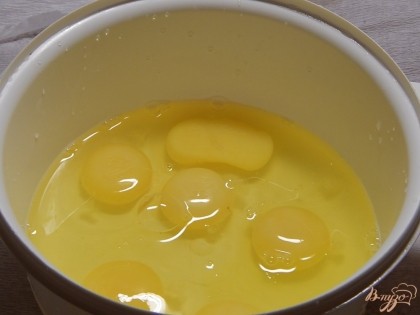 Яйца выбиваем в миску. В кастрюлю наливаем воду, доводим до кипения.