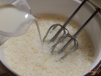 При помощи венчика, или вилки соединяем все продукты, а также добавляем молоко.Хорошо перемешиваем, чтобы растворился сахар.