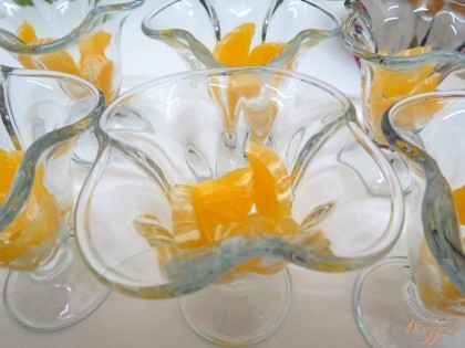 По креманкам раскладываем кусочки апельсина.