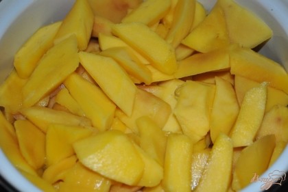 Очистить манго и нарезать произвольными кусочками, отделив от косточки
