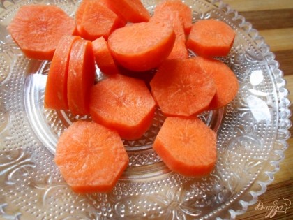 Морковь нарезаем кружочками.