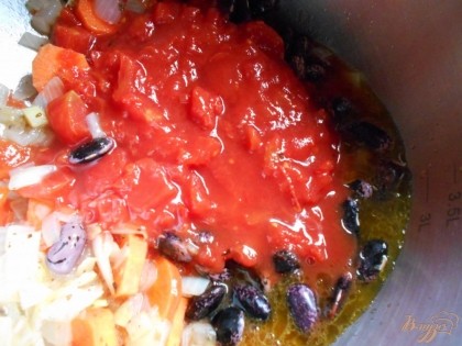 Добавляем к овощам фасоль и туда же выкладываем томаты в собственном соку.