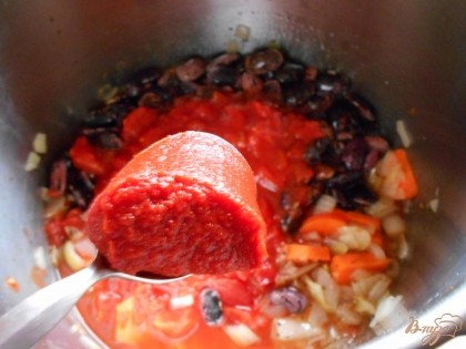 Я еще добавляю  ложку томатной пасты для густоты и насыщенности супа.